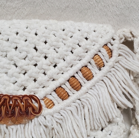 VINTAGE 60s Large White Crochet Wooden Beaded Whicker Eye Fringe Crossbody Purse - Picture 9 of 16